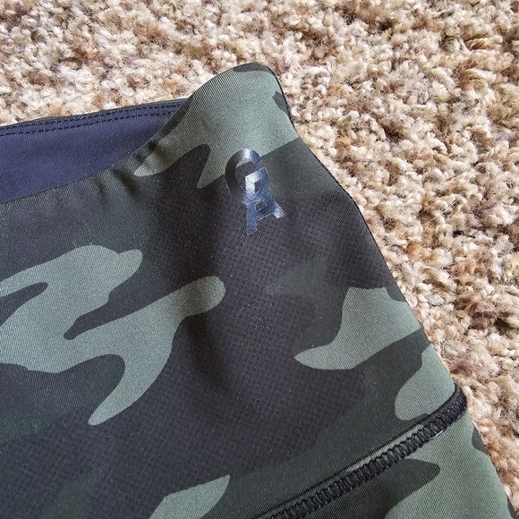 Good American Small High Rise Performance Leggings in Camo - Picture 5 of 6